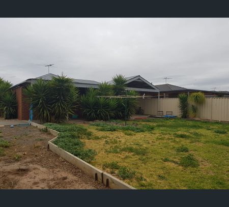 8 Nautilus Close, Wyndham Vale, Vic 3024 - Photo 2