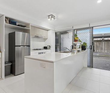 Contemporary Townhouse Living in Coopers Plains – Stylish 2-Bedroom... - Photo 6