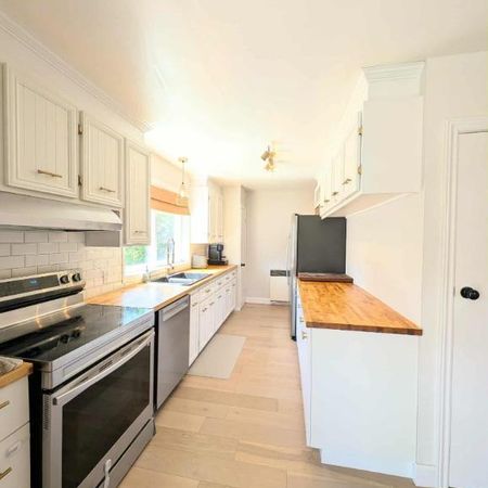 À louer — maison lumineuse avec une immense cour arrière à L’Île-Perrot / For Rent — Bright house with a large backyard in L’Île-Perrot - Photo 3