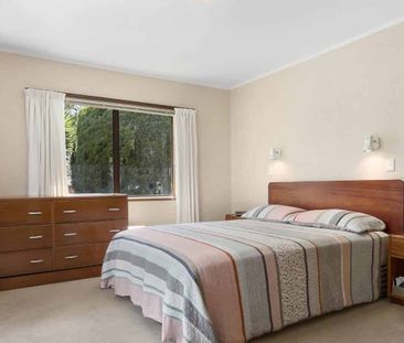 Sunny elevated family home close to Cornwall Park - Photo 1