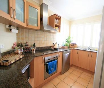Beautifully Presented 3 Bedroom, Air Conditioned Townhouse - Photo 2