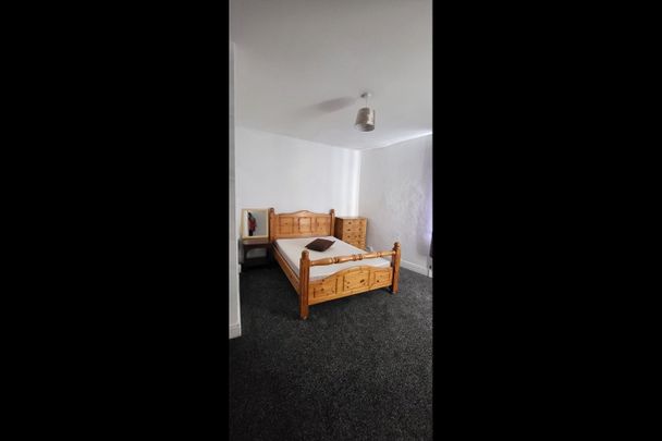 4 Bed End Terrace, Claremont Place, LS12 - Photo 1