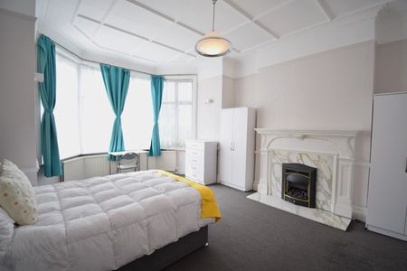 Room in a Shared House, James Avenue, NW2 - Photo 3