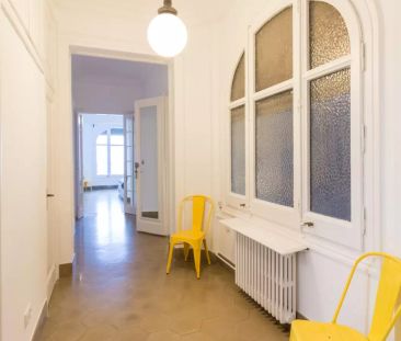 Room in a shared 8-bedroom apartment for rent in Sant Gervasi Galvany perfect for students or professionals. - Photo 3