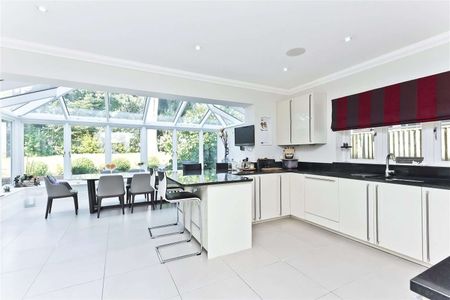 A modern family home in a popular Cobham residential road. - Photo 2