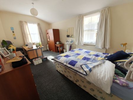 8 Bed Student Accommodation - Photo 3