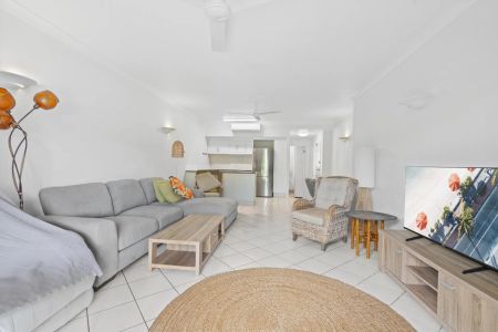 Convenient unfurnished Esplanade apartment. - Photo 2