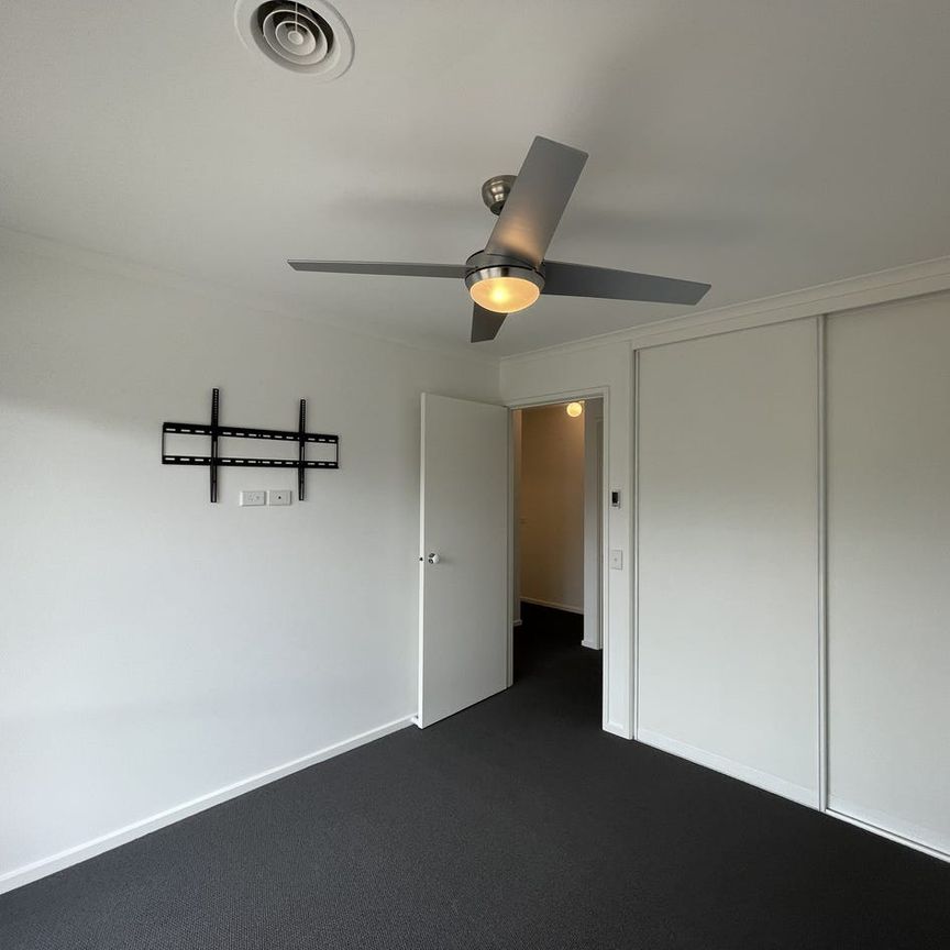 MODERN & FRESHLY UPDATED 2 BEDROOM UNIT - Photo 1