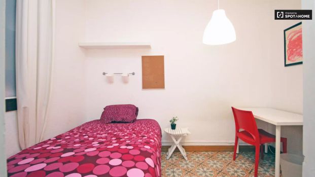 Room in a shared 5-bedroom apartment for rent in Vila de Gràcia - Photo 1