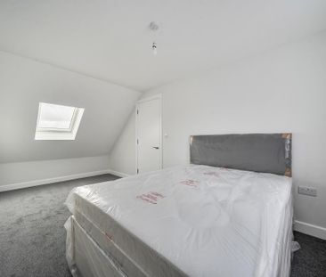 4 bedroom semi-detached house to rent - Photo 3