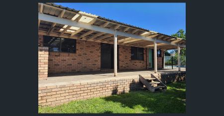 Spacious Three Bedroom House with Air Conditioning and Inground Pool - Photo 3