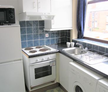 Flat 5, 223 HYDE PARK ROAD Leeds - LS6 1AH - Photo 3