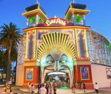 MODERN ART DECO TWO BEDROOM GEM WITH DUAL BALCONIES! - Photo 3