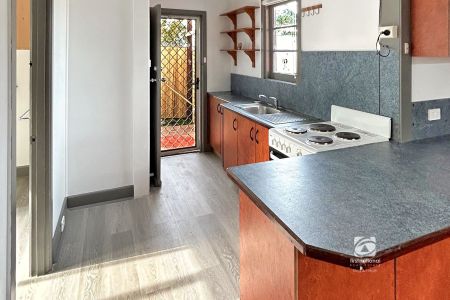 PRIME LOCATION! - Photo 2