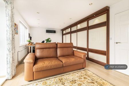 5 bedroom detached house to rent - Photo 2