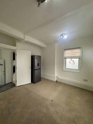 2 Bed Flat, Upper Tooting Road, SW17 - Photo 4