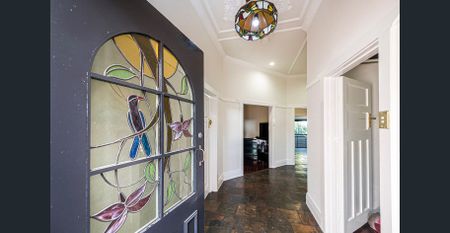 Character home 3-bedroom, & Pool - Photo 3