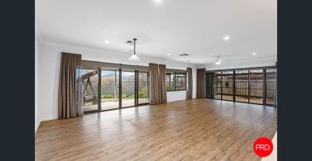 Stylish Modern Family Gem with Entertainer's Touch - Photo 5