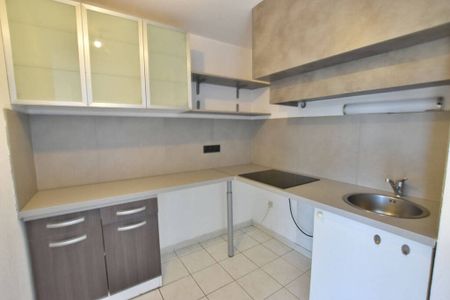 Location appartement 1 pièce 30 m² Saint-Raphaël 83700 - Photo 2