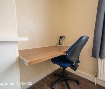 4 bedroom house of multiple occupation to rent - Photo 1