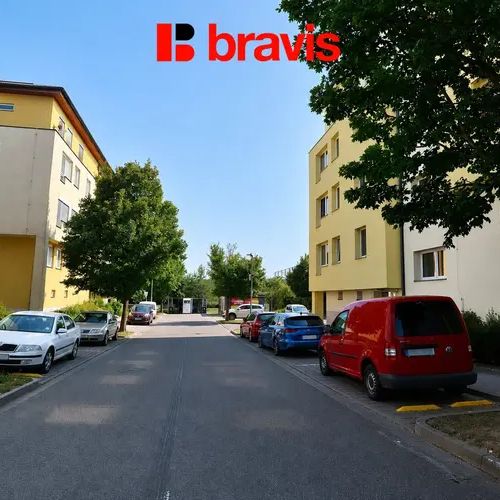 Pronájem bytu 3+kk, Šlapanice u Brna, ul. Brněnská Pole, terasa se zahrádkou, garážové stání - Fotografie 1