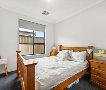 Sleek modern family home - Photo 4