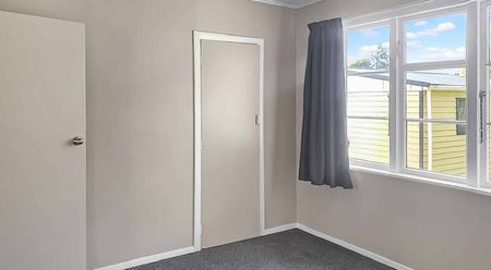 SHANNON - 3 BEDROOMS - Photo 5