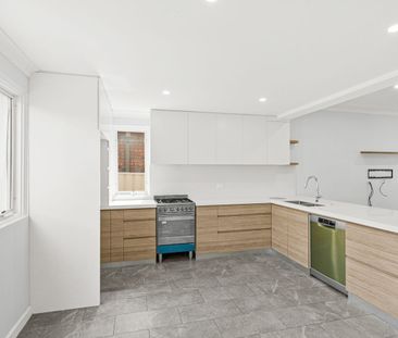 Renovated Family Sanctuary In a Beachside Locale - Photo 2