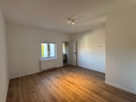 Te huur: volledig gerenoveerde, lichtrijke woning aan het water - Photo 5