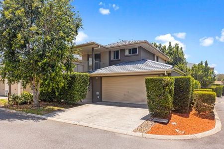 3-Bedroom Townhouse with Ensuite, Double Garage & Complex Pool - Photo 2