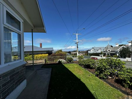 Beautiful in Belleknowes! - Photo 3