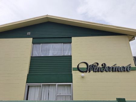 Sunny, Spacious & Super Convenient Two Bedroom in Wallaceville - Photo 2