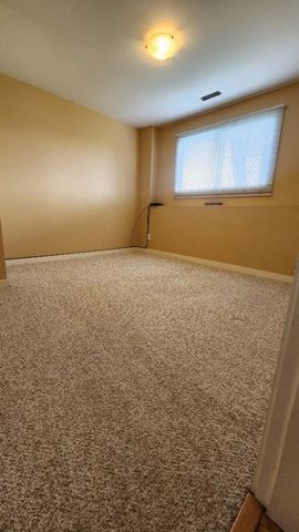 GLenrosa 2 bd, 1 bath walkout basement suite avail now - Photo 2