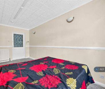 4 bedroom semi-detached house to rent - Photo 5