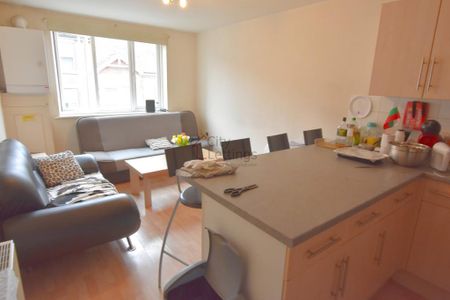 4 bedroom flat to rent - Photo 2