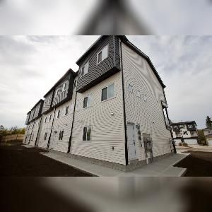 3 Bed 2.5 Bath Dbl Garage Balcony Townhouse For Rent Leduc - Photo 1
