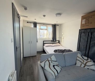 Room in a Shared House, Erskine Road, E17 - Photo 1