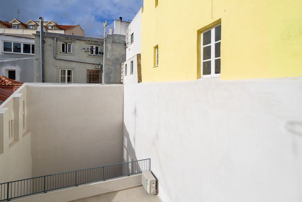 Apartamento T0 para arrendamento sem móveis e com terraço em Santos, Lisboa - Photo 1