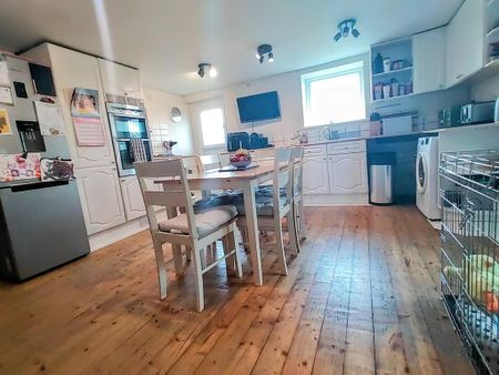 3 bedroom end of terrace house to rent - Photo 3