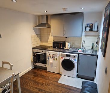 1 Bed Flat, North End Road, SW6 - Photo 1