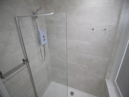 Rosemont Walk (room 4), Bramley, Leeds - Photo 3