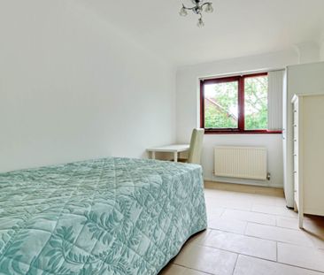 Price £2,000 pcm - Available Now - Part Furnished - Photo 3