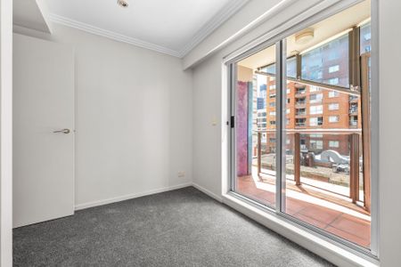 Renovated 2 Bedroom Apartment in Central Location - Photo 3