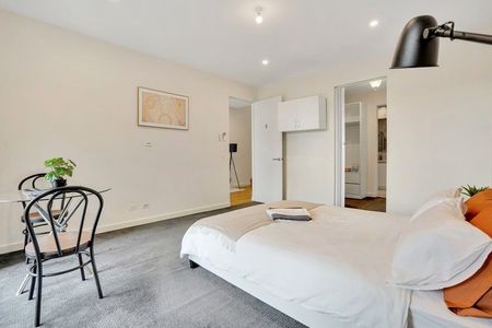 Furnished Luxurious 3 Bedroom Home - Photo 5