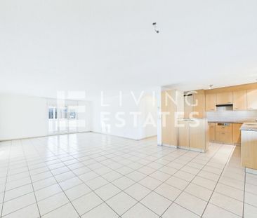 A SPACIOUS LIVING ROOM WITH COMFORT AND VIEW - Foto 2