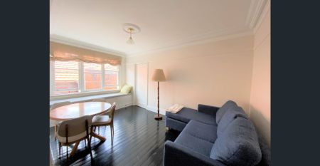 WELL LOCATED, SUN FILLED & PRIVATE ART DECO APARTMENT - Photo 3