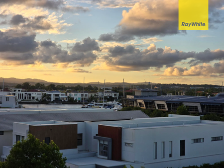 Luxury Living Awaits - Stylish 3-Bedroom Apartment in Hope Island Resort - Photo 2