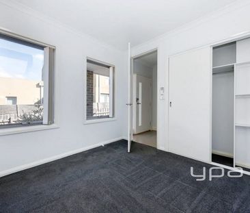 Two bedroom home, prime location! - Photo 3