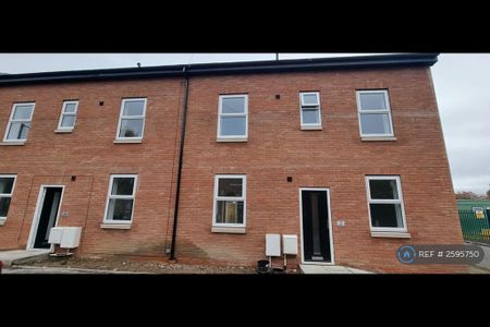 1 bedroom in a house share to rent - Photo 2