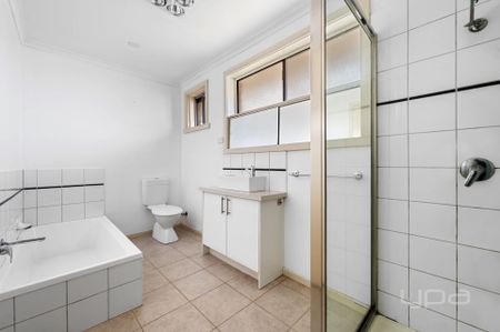 3 BEDROOM FAMILY HOME WITH MULTIBLE LIVING AREAS - Photo 3